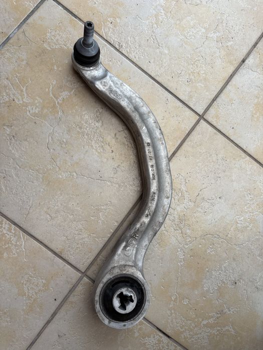 Важіль Важель підвіски тесла Tesla 3 передній верхній правий