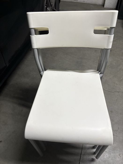 Cadeiras brancas