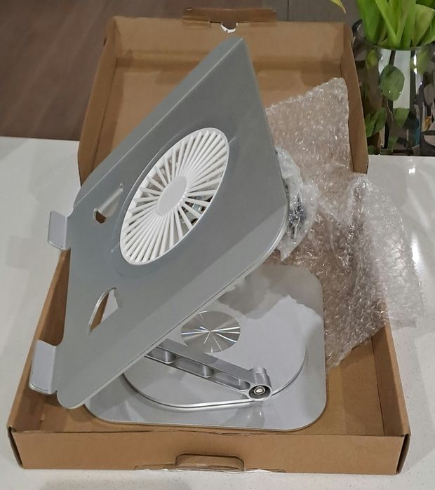 Suporte PC com base rotativa e sistema de refrigeração