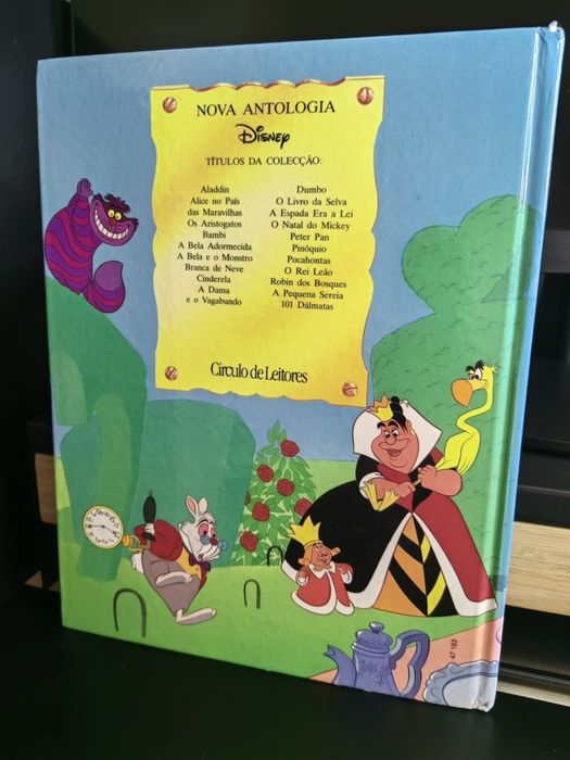 Livro ilustrado "Alice no País das Maravilhas"