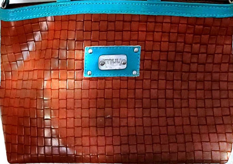 Mala Muu em pele castanho e turquesa como nova