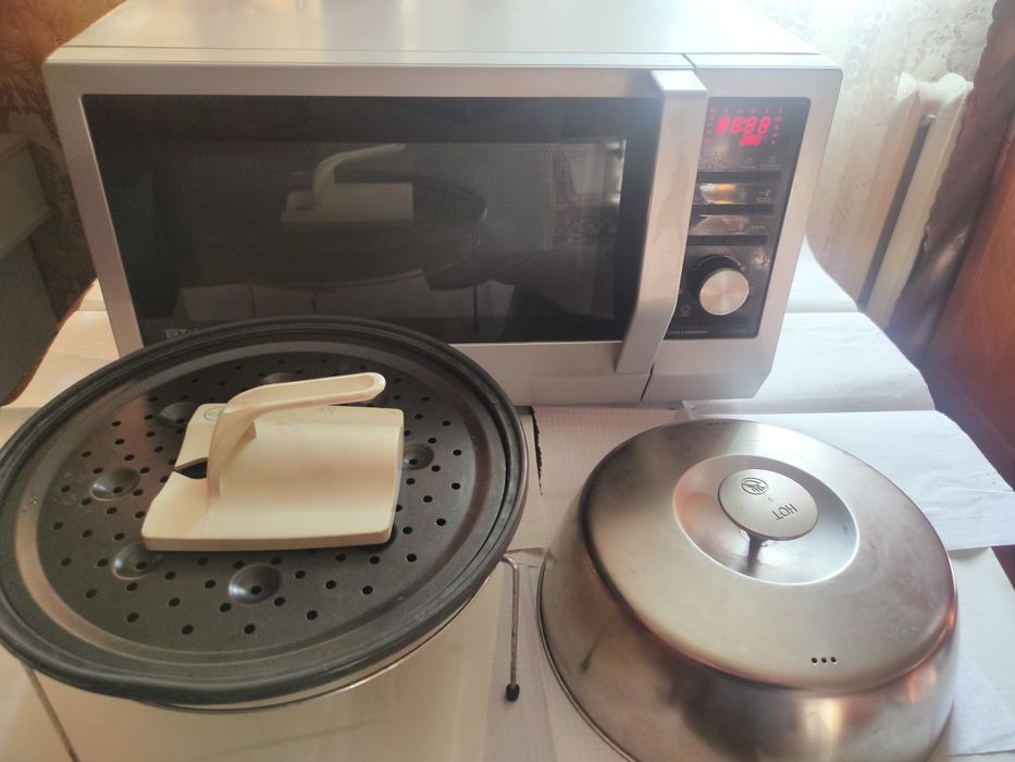 Продам микроволновую печь SAMSUNG модель CE 1175 ER.