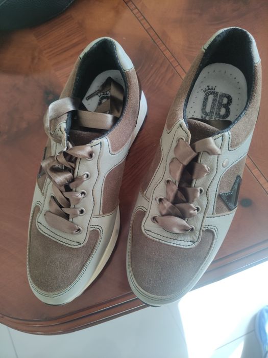 Tênis de senhora, tamanho 37