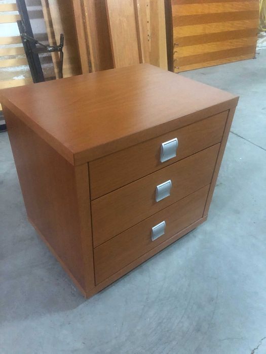 Cama elevatória e mesinha de cabeceira