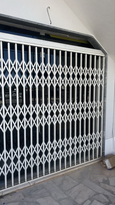 Porta de ferro largata