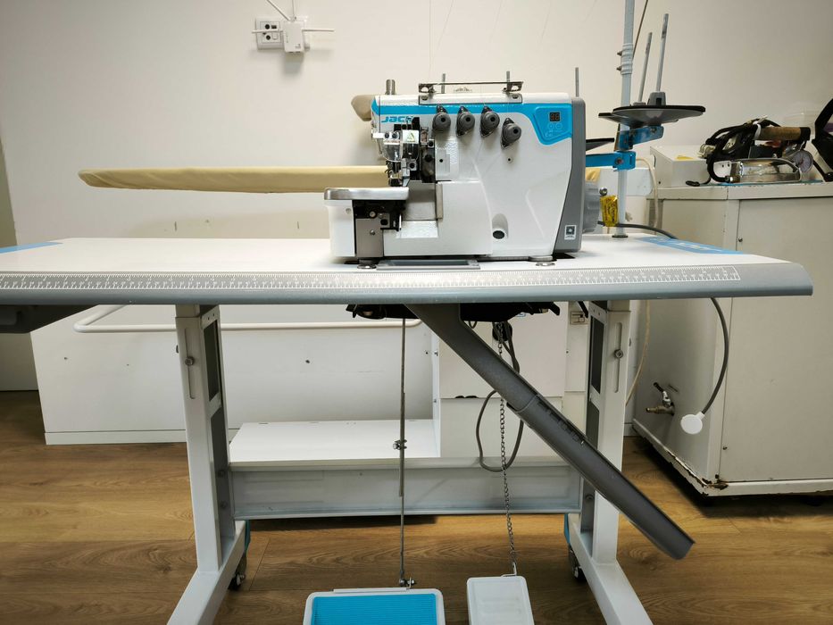 maquina semi-nova de corte e cose com ponto de segurança Jack E4S