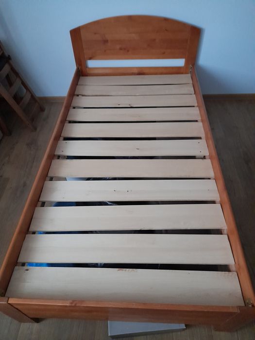 Łóżko jedno osobowe.