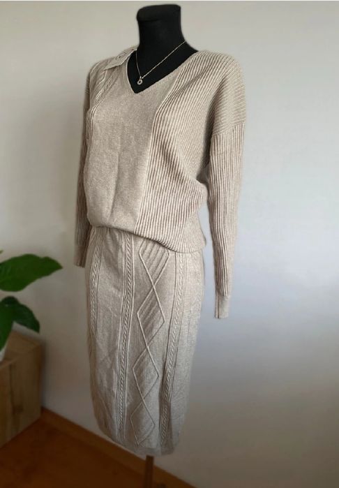 Komplet składający się ze spódniczki i sweterka