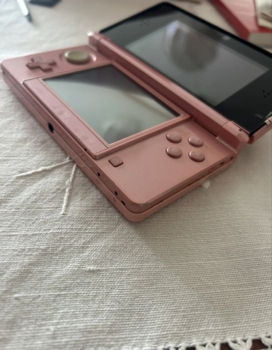 Consola Nintendo 3DS Coral Pink Desbloqueada (Full Box) + Cartão SD Extra com Desbloqueio