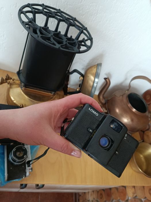 Кавова чашка з блюдцем
Вінтажна, з малюнком. На чашці є тріщина (видно