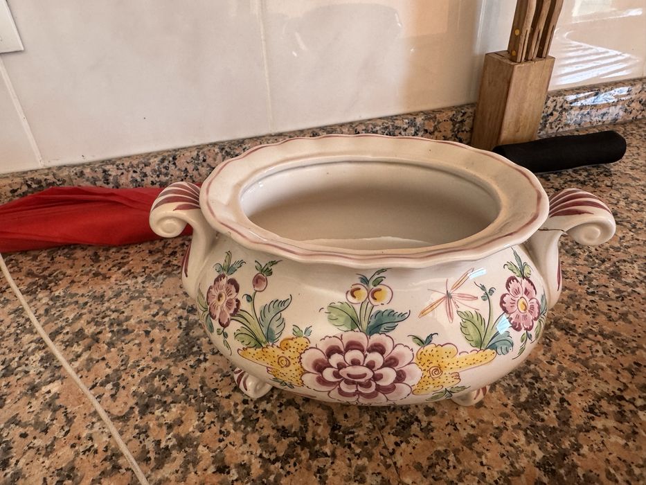 terrina de cerâmica pintada à mão
