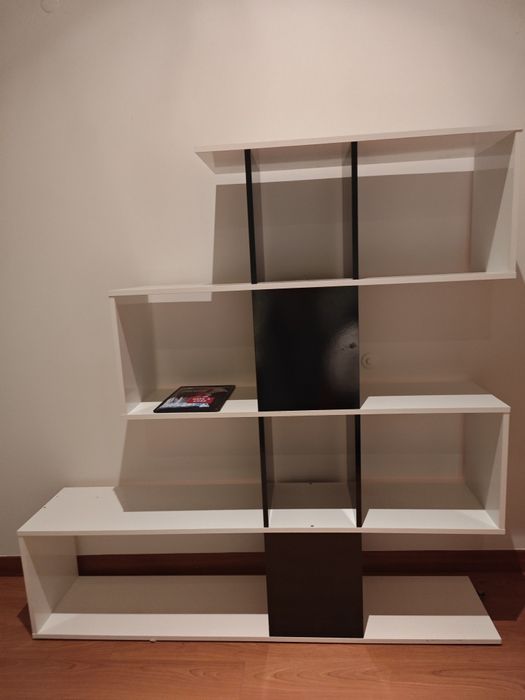 Estante modelar preta e branca