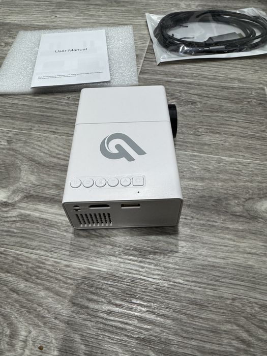 Кинопроектор, проектор, портативный для просмотра фильмов.