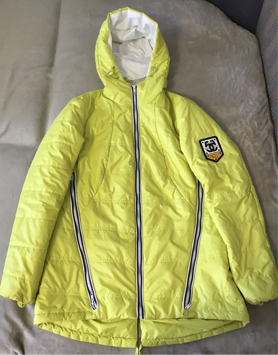 Жовта курточка жіноча, в ідеальному стані