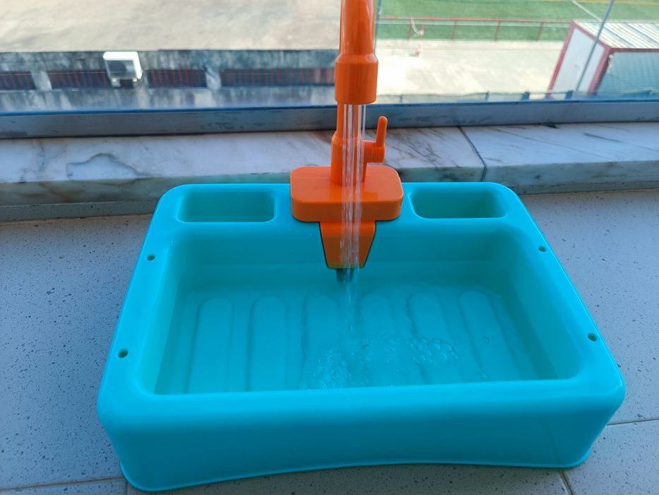 Brinquedo para lavar loiça com água