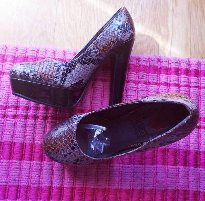 Sapatos de festa novos