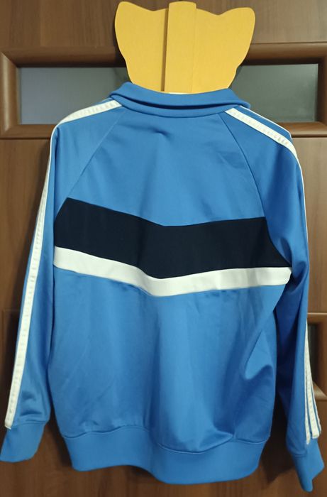 Dziecieńca kurtka sportowa marki Adidas.