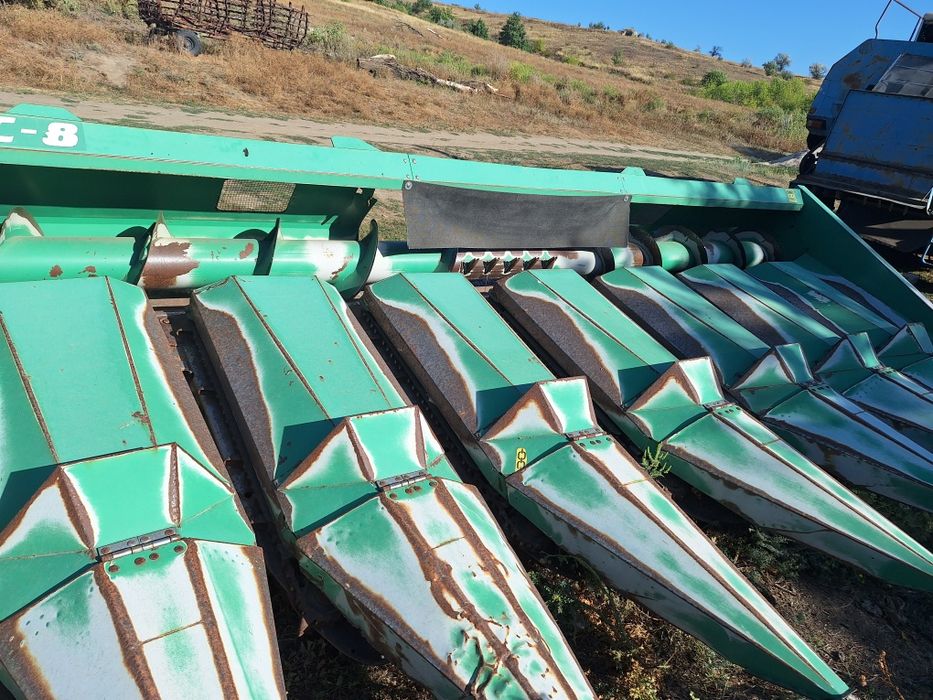 Продам комбайн,жатку КМС8