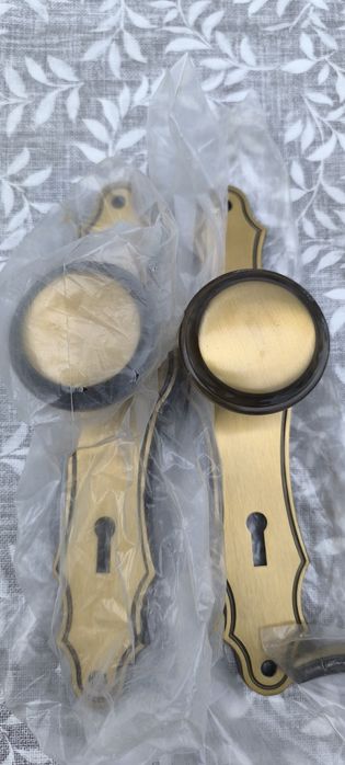 Puxadores para portas em latão