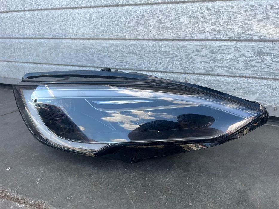 Tesla model S plaid 2022- фара лінзована