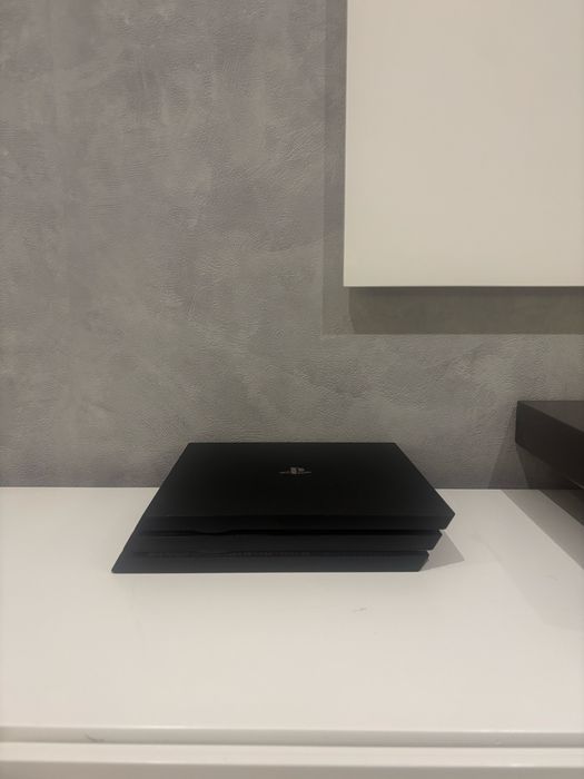 PS4 Pro 1TB + Comando + 4 Jogos – Excelente Estado