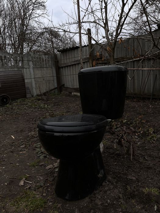 Унітаз чорного кольору