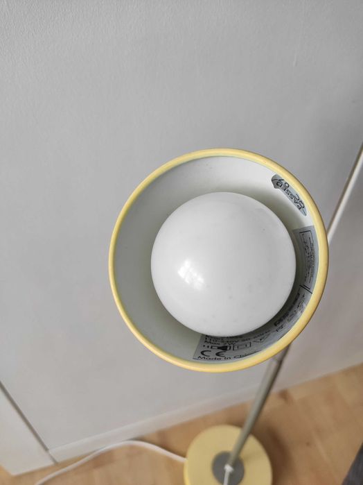 Żółta lampka biurkowa z Ikei