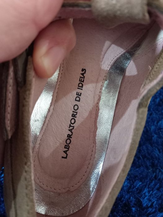 Sapatos beges de pele de salto alto com compensação