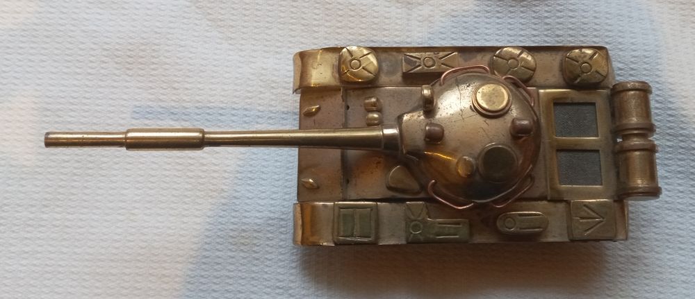 Коллекция- винтаж: сувенирная модель танк