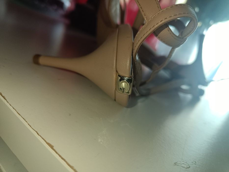 Sandálias elegantes Guess