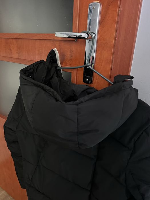 Długa kurtka zimowa czarna z kapturem