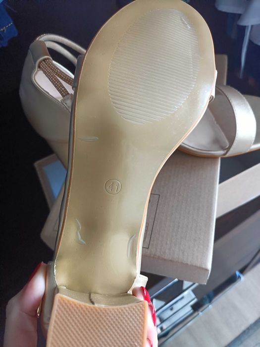 Sandálias cor douradas (ouro)