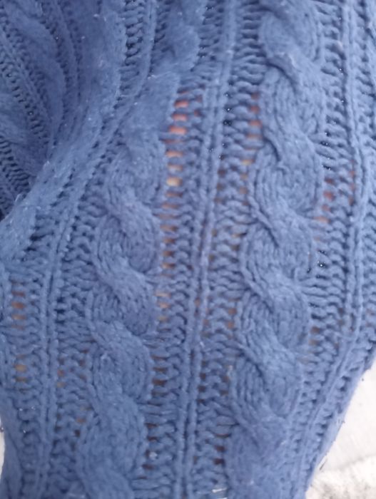 Camisola de malha azul tricotada