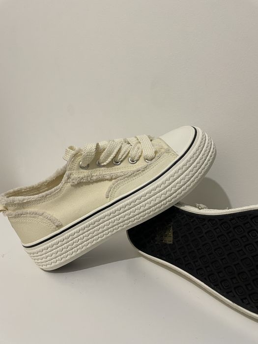 Damskie buty kremowe