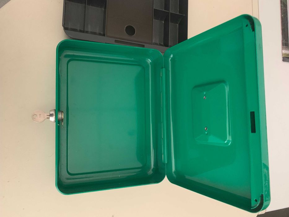 Cofre para moedas e notas com fechadura