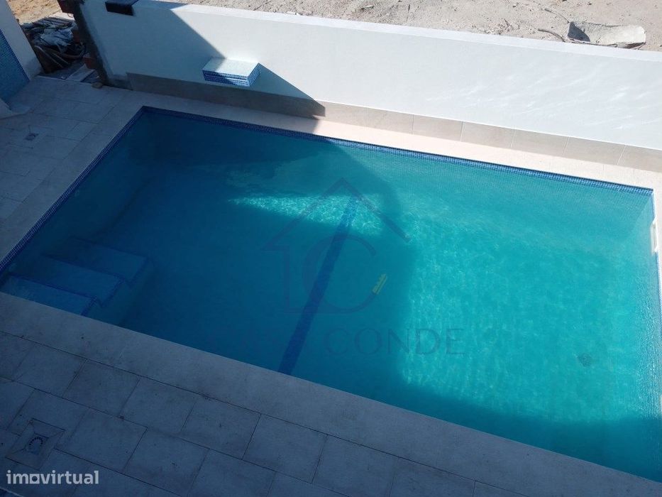 Moradia T4 Duplex com piscina, 180 m², acabamentos de luxo