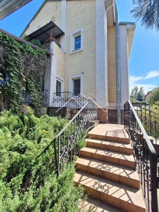 Продаж будинку в елітній локації з басейном та лазнею (ост. Розвилка)