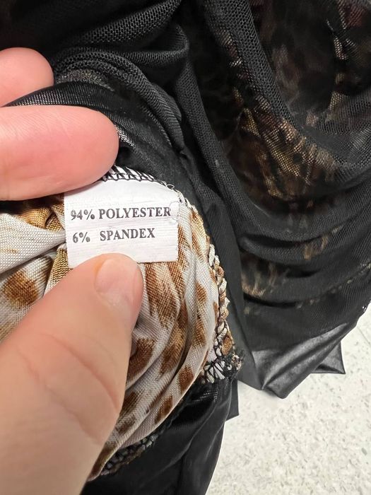 Sukienka GIORGIA – wzór panterka, marszczenia, dżety i perły