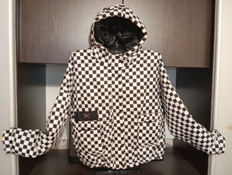 Продам жіночу куртку.