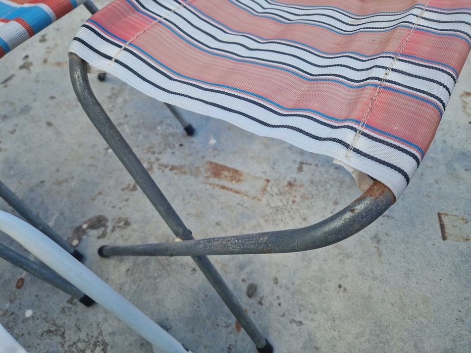 Bancos e cadeira de praia.