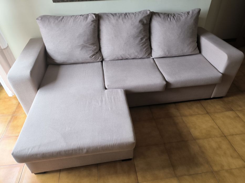 Sofá bege com chaise longue