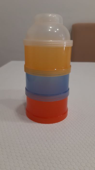 Biberões e doseador de papa vendo separado