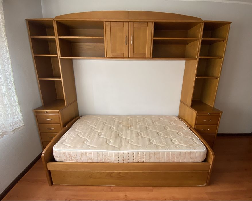 Estudio em madeira castanho