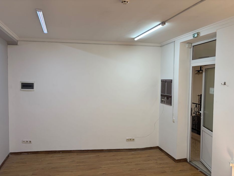 Сдам офис 20 м2 Таирова. Свет есть всегда. Коммуналка входит в аренду