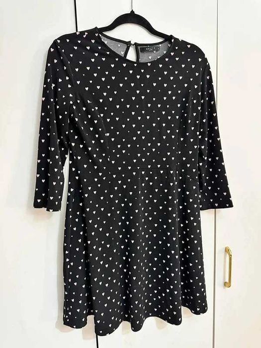 Urocza sukienka w serduszka z rękawem 3/4