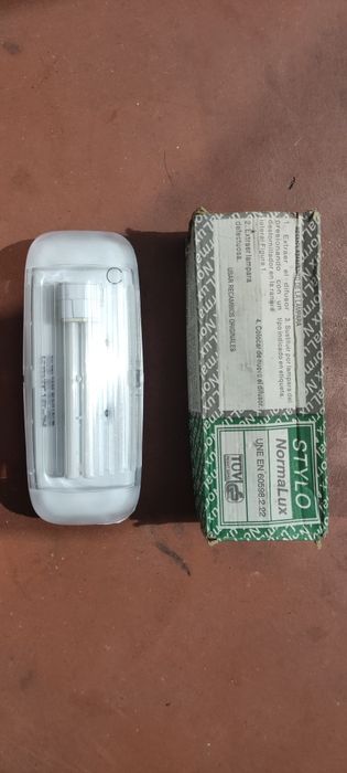 Várias lâmpadas novas e luz de emergência