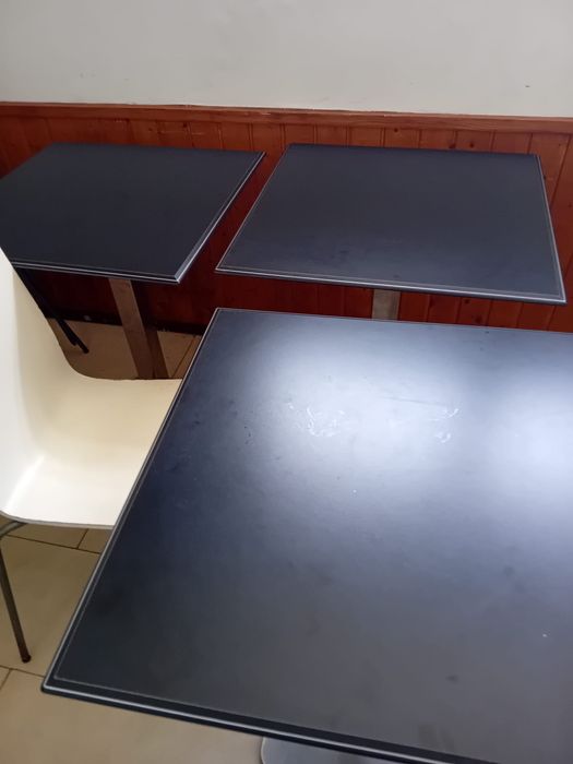 Mesas e cadeiras de café