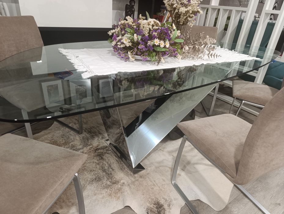 Mesa de jantar: 2.40*1.15
Pé em inox e pedra, superfície em vidro

6 cadeiras inox forro bege claro