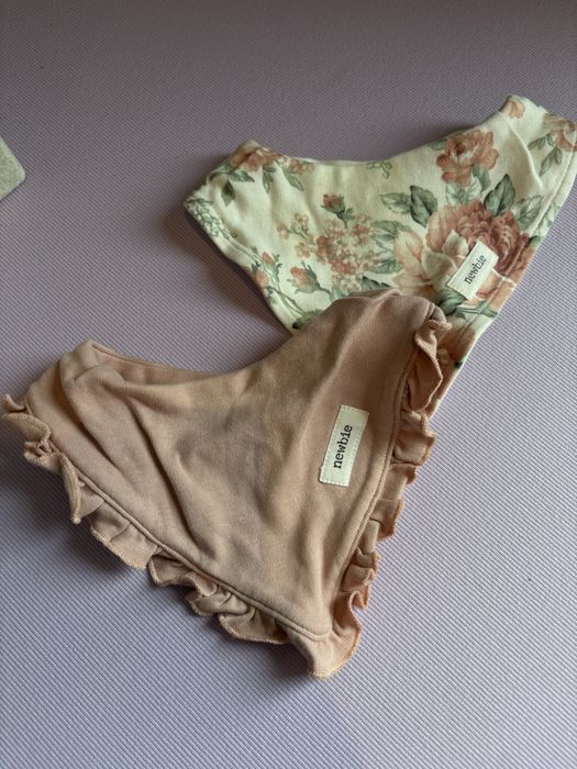 Śliniaki apaszki Newbie 2 szt. one size – falbanki + kwiaty