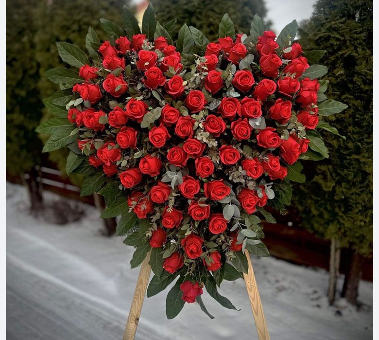 Wieniec pogrzebowy z żywych sztucznych kwiatów